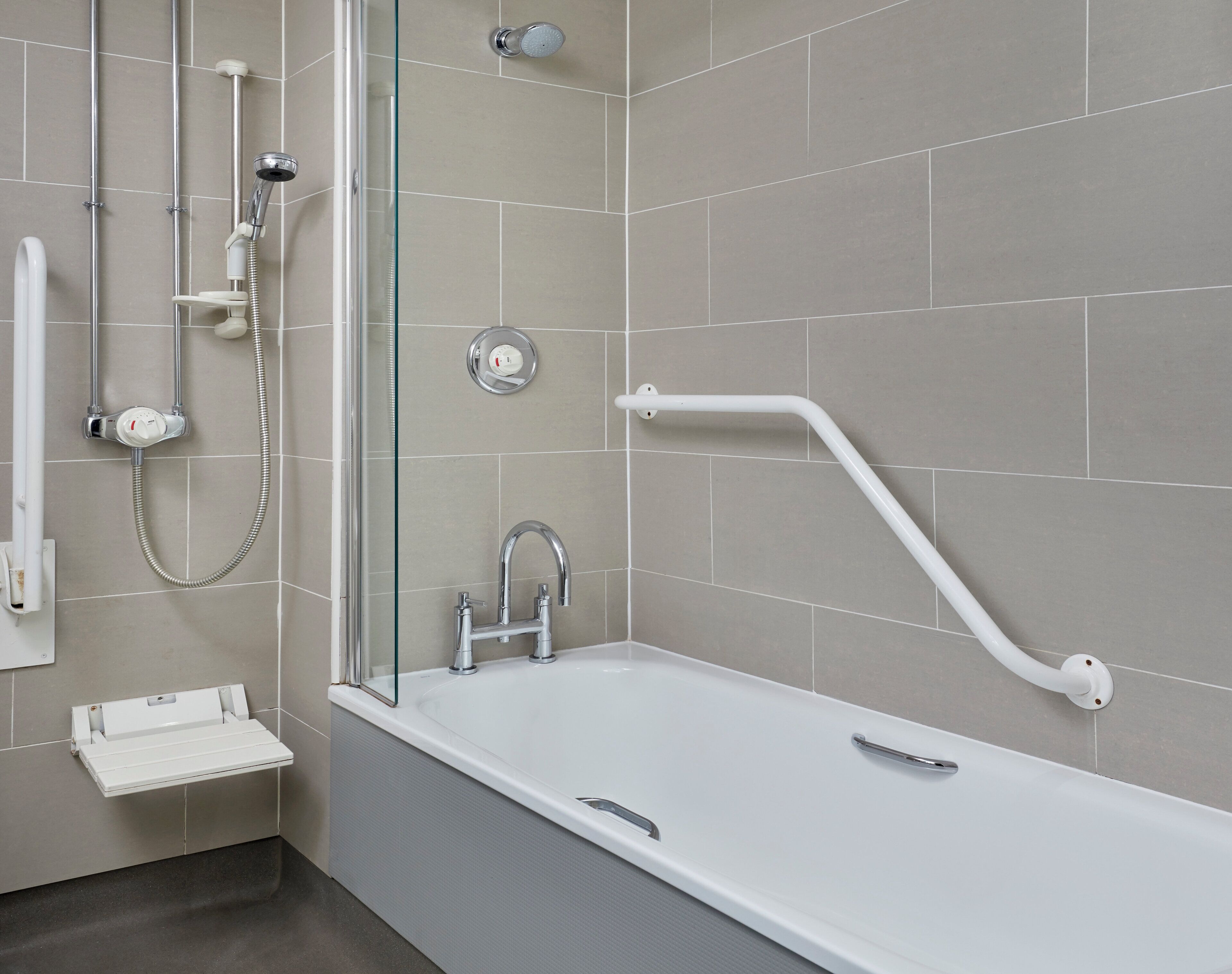 combined shower/bathtub, free toiletries, hair dryer, towels