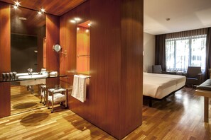 Deluxe Room | Bathroom