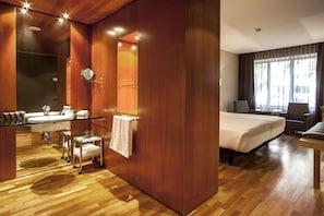 Deluxe Room | Bathroom