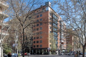 Ein mehrgeschossiges Hotel mit Backsteinfassade, großen Fenstern und einem gut sichtbaren Eingang.