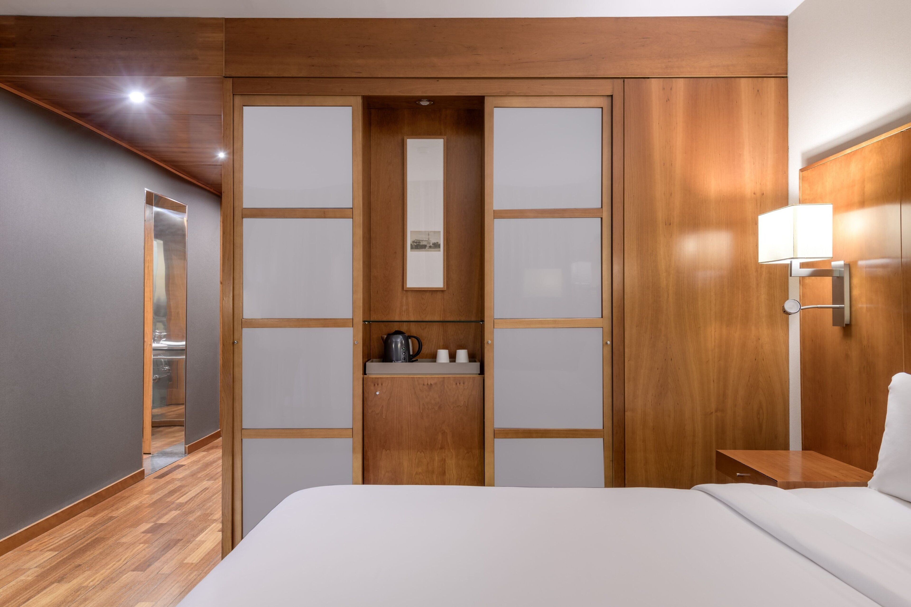 hypo-allergenic bedding, minibar, in-room safe, desk