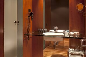 Deluxe Room | Bathroom sink
