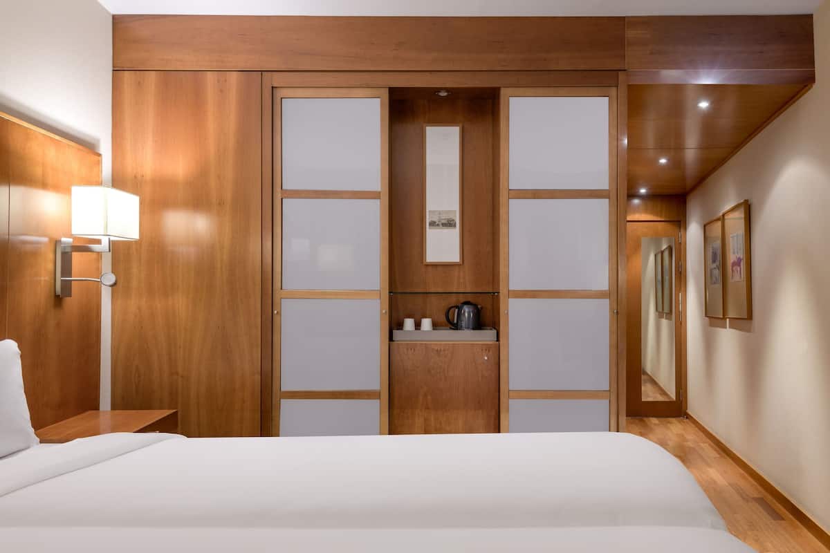 Habitació superior, 2 llits individuals | Roba de llit hipoal·lergògena, minibar i caixa forta a l'habitació