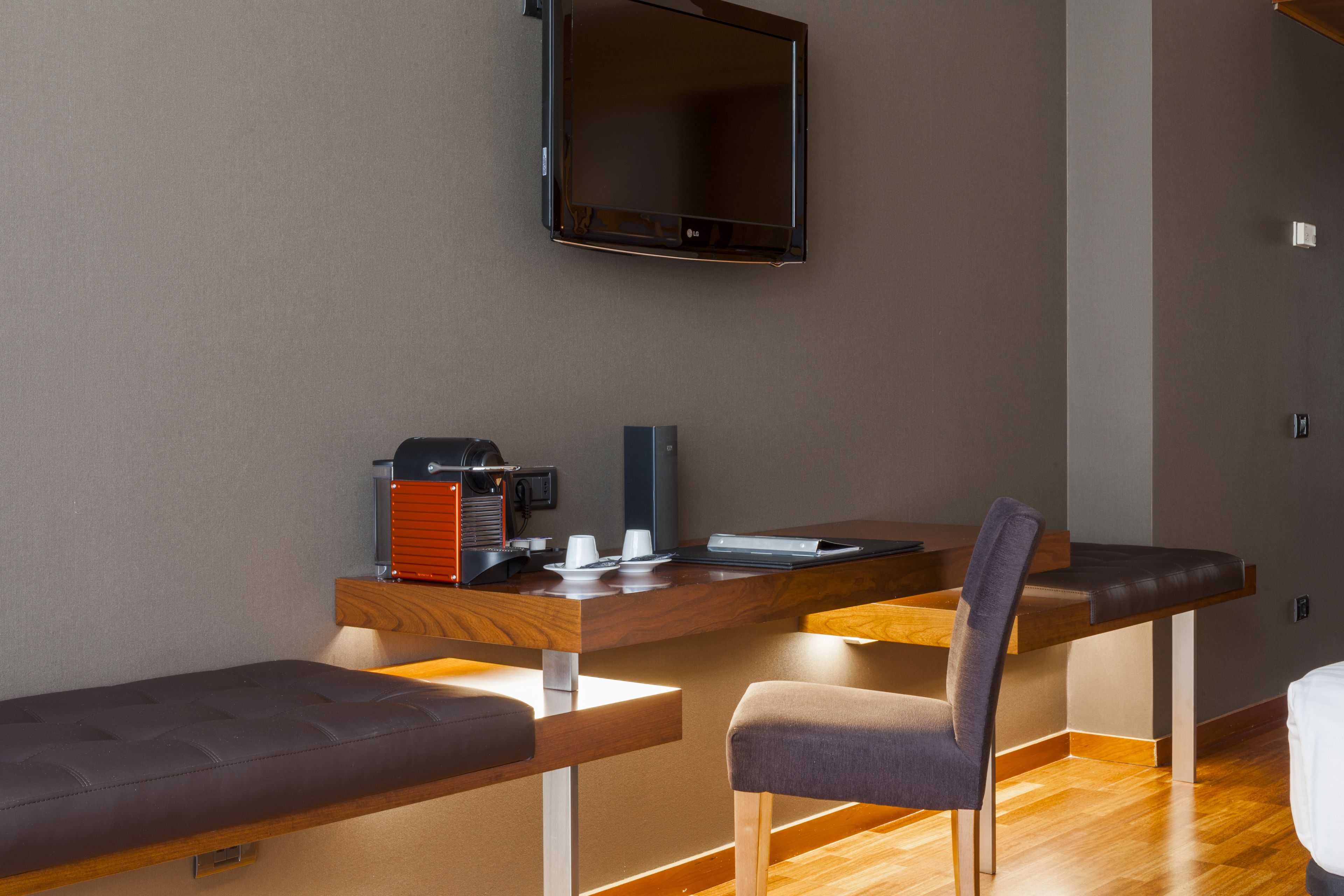 superior room, 1 king bed, non smoking | hypo-allergenic bedding, minibar, in-room safe, desk