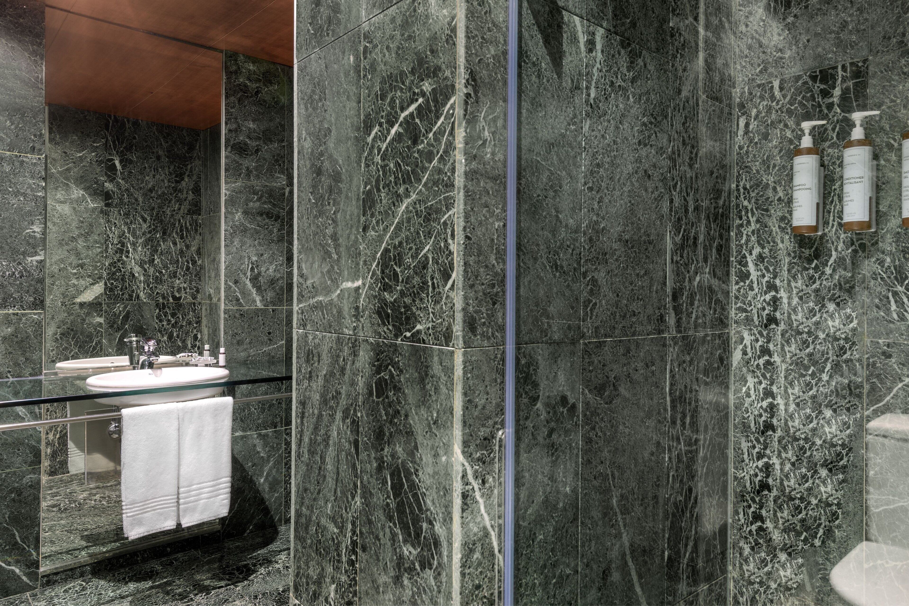 standard room, 1 queen bed, non smoking | bathroom | free toiletries, hair dryer, bidet, towels