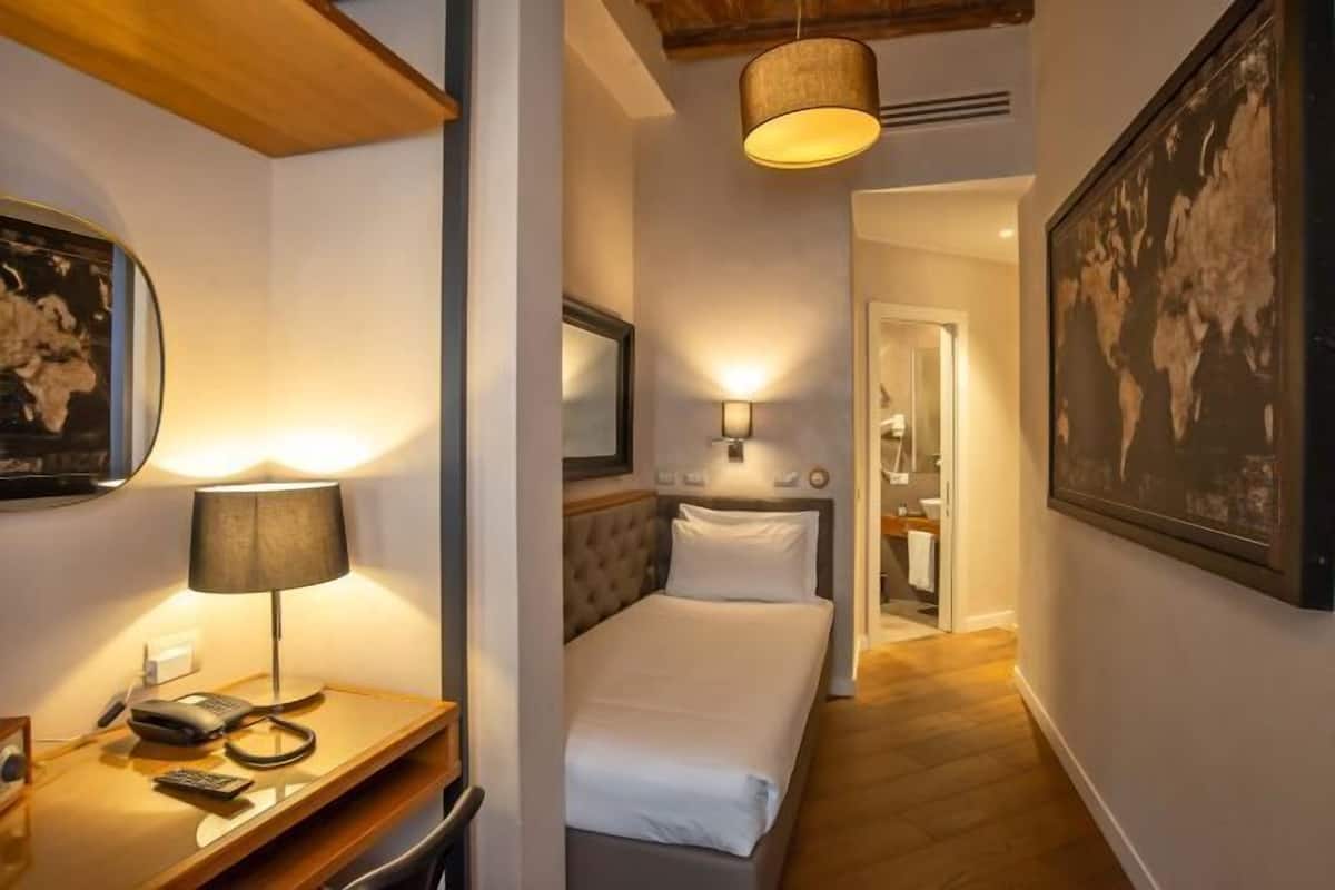 In-room safe, soundproofing, free WiFi, bed sheets