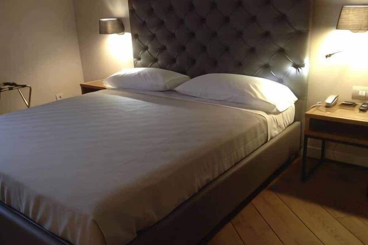 In-room safe, soundproofing, free WiFi, bed sheets