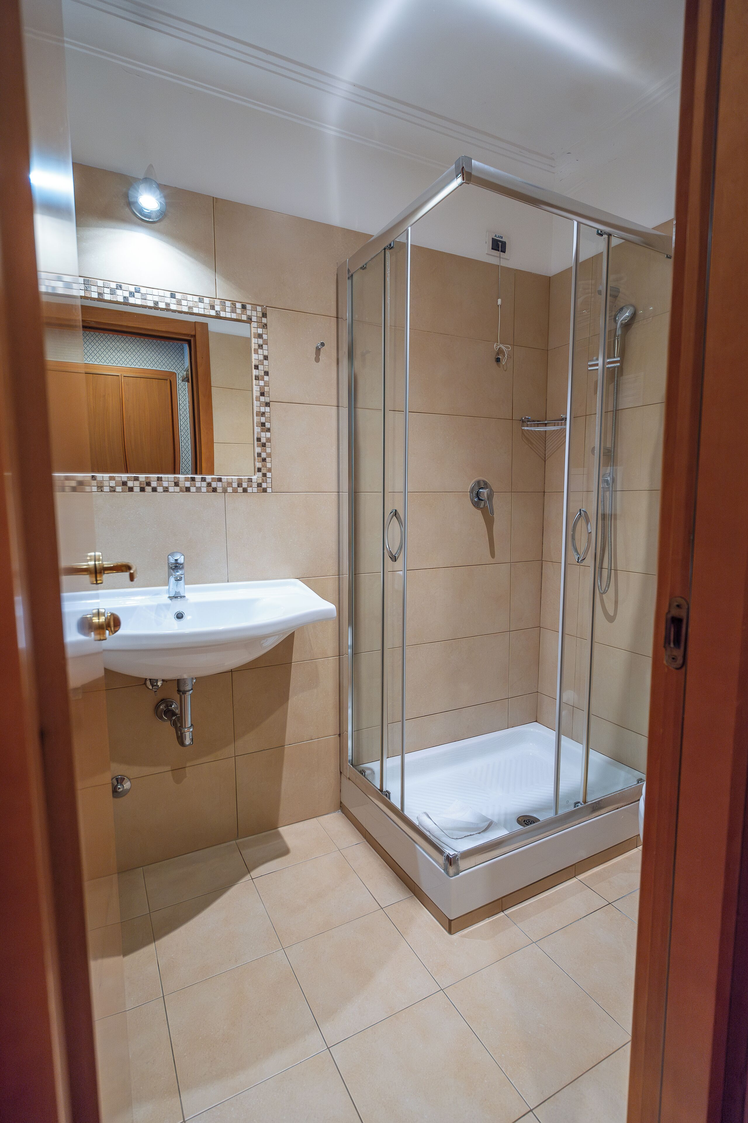 doppia con letti singoli | bathroom | separate bathtub and shower, free toiletries, hair dryer, bidet