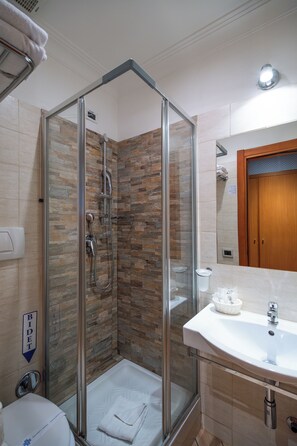Bañera y ducha independientes, artículos de tocador gratuitos