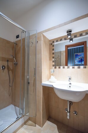Separate bathtub and shower, free toiletries, hair dryer, bidet - Hotel Lirico (Rome)