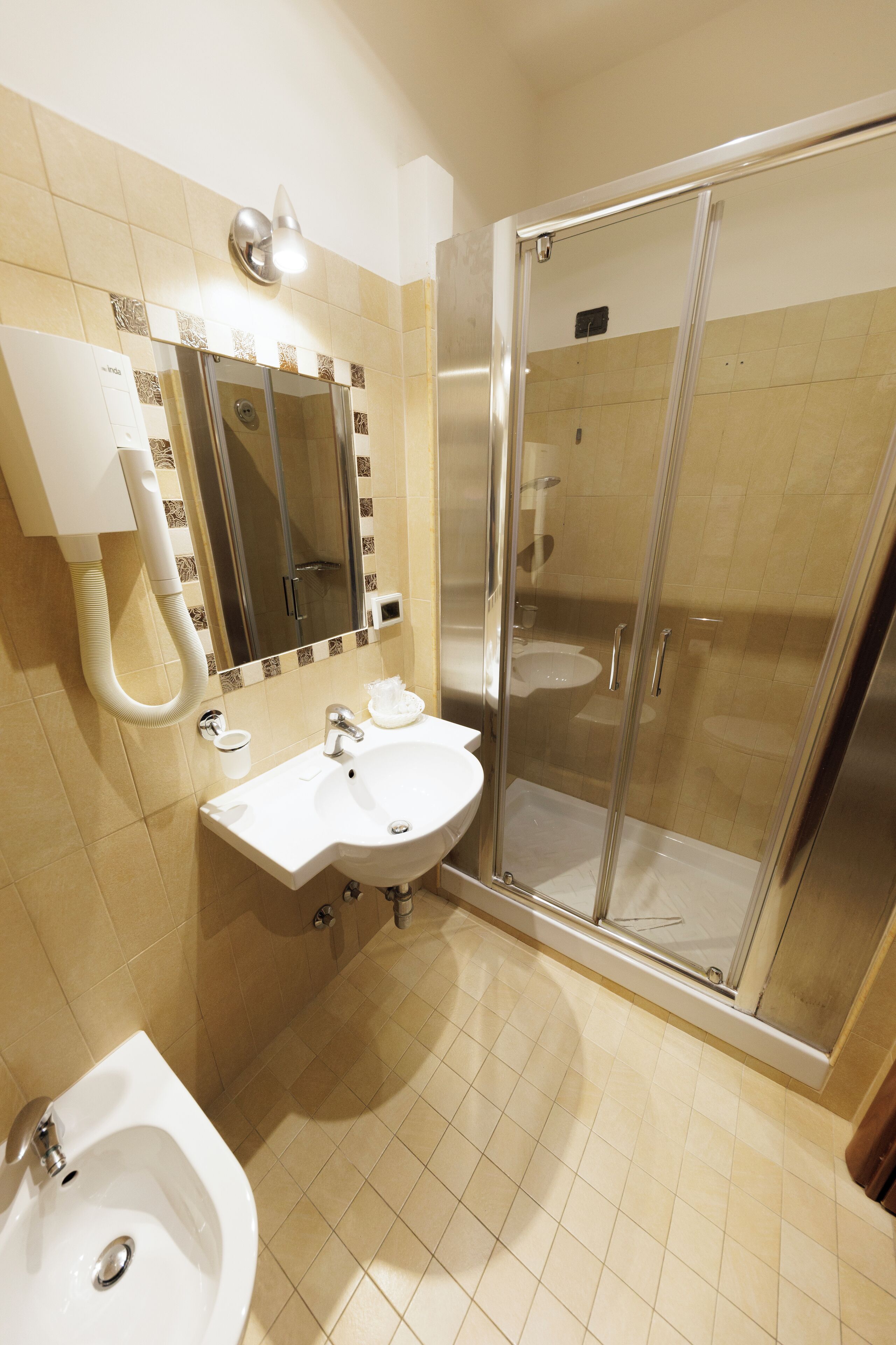 triple room | bathroom | separate bathtub and shower, free toiletries, hair dryer, bidet