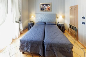 Doppia con Letti Singoli | Luxe beddengoed, een minibar, een kluis op de kamer, een bureau