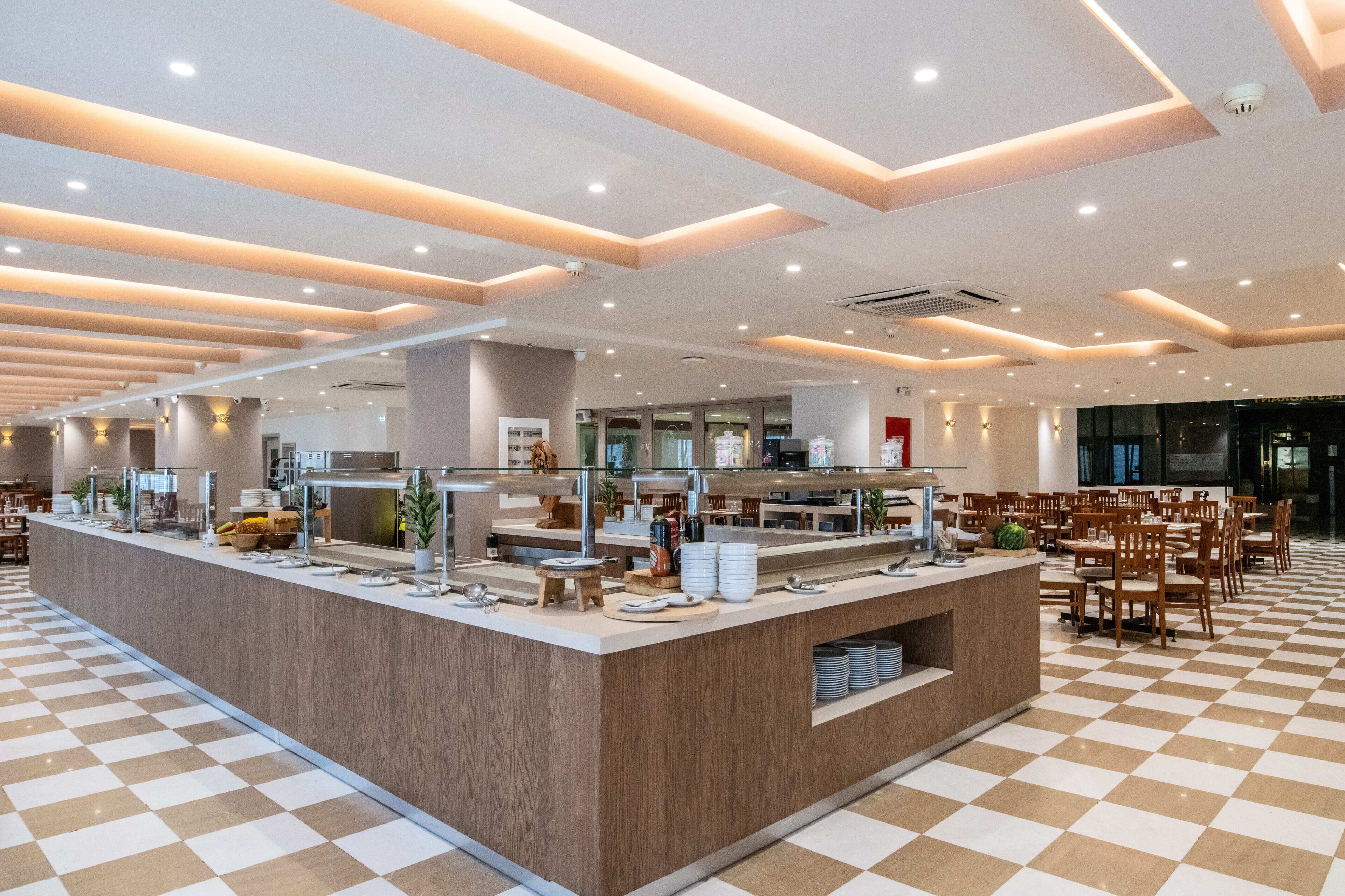 2 间餐厅，供应早餐、午餐和晚餐，地中海菜