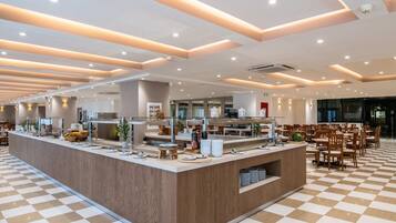 2 か所のレストラン、朝食、ランチ、ディナーに営業 (地中海料理)