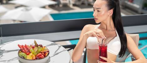 Una piscina al aire libre de temporada, sombrillas