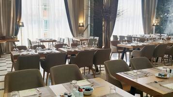 2 restaurantes, se sirven desayunos, comidas y cocina mediterránea