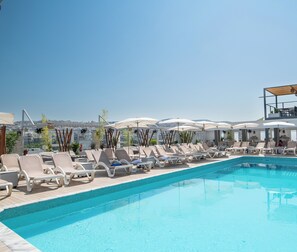 Piscine extérieure (ouverte en saison), parasols de plage