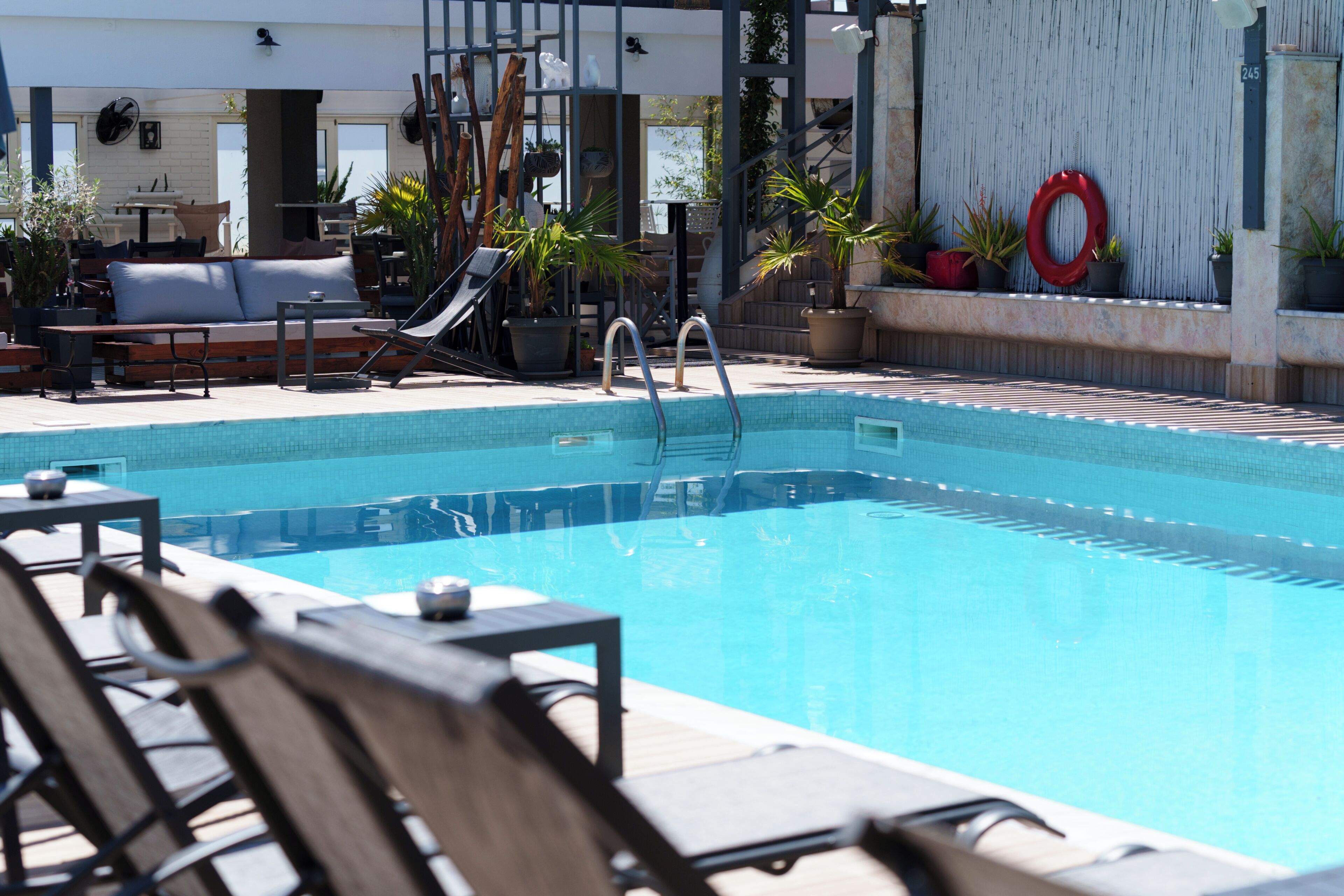 Piscine extérieure (ouverte en saison), parasols de plage