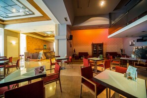 2 bars/lounges, poolside bar