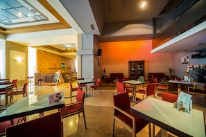 2 bars/lounges, poolside bar