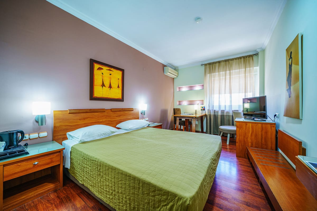 Business Room | Egyptian cotton sheets, premium bedding, down comforters, pillowtop beds