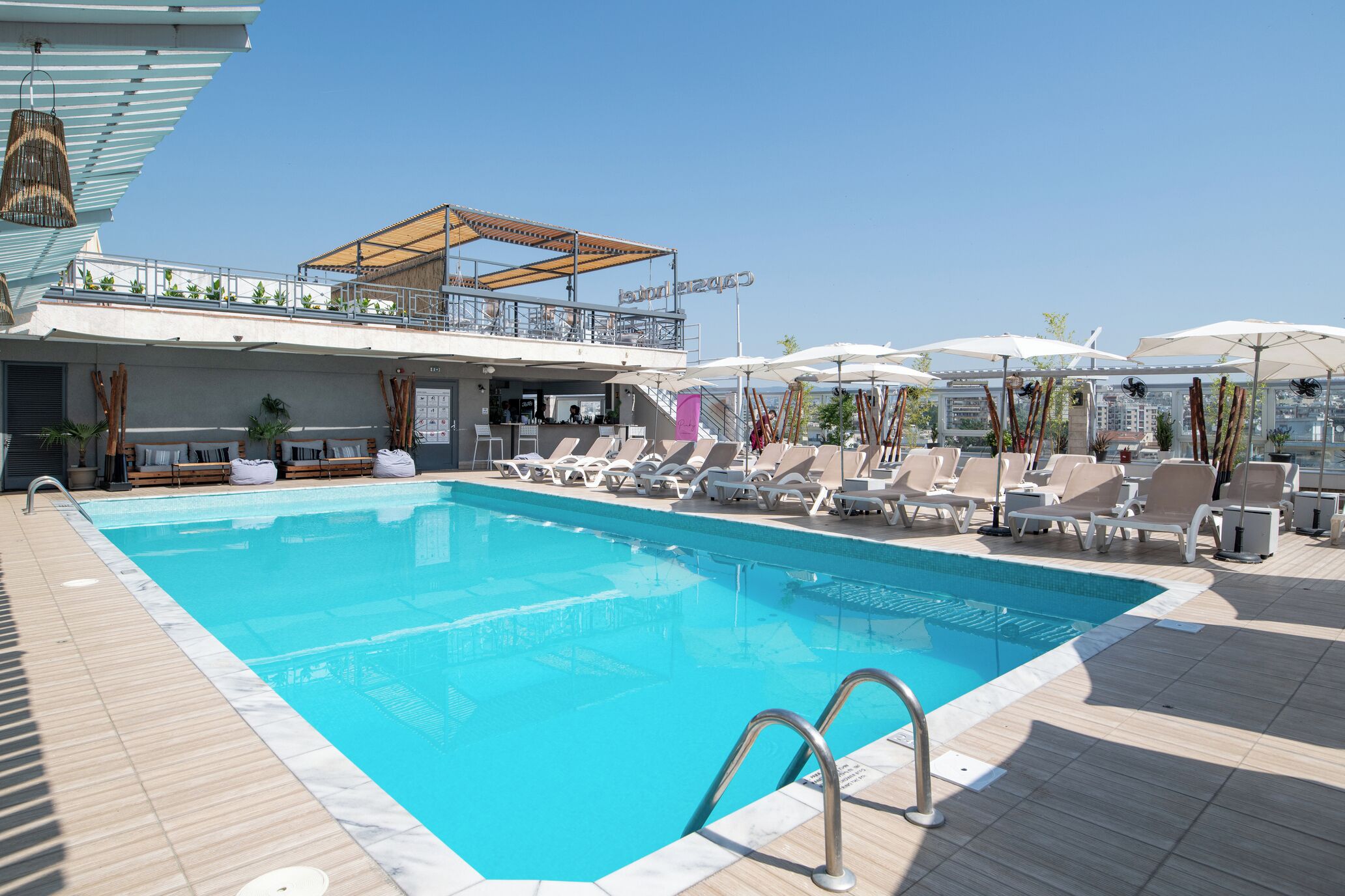 Piscine extérieure (ouverte en saison), parasols de plage