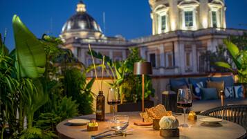 Se sirven comidas y cocina de Medio Oriente; con mesas al aire libre