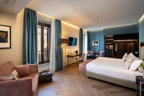 أغطية فراش متميزة وميني بار وخزنة داخل الغرفة ومكتب