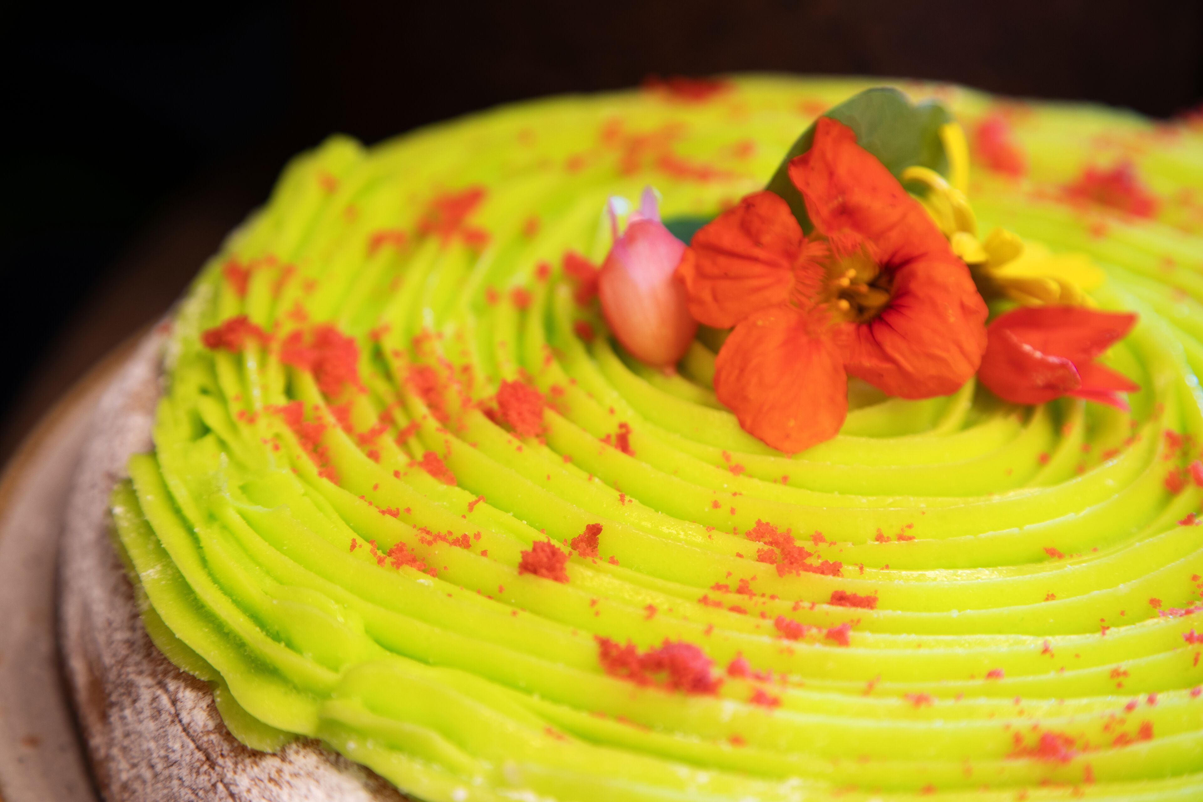 Un dessert con guarnizioni verdi e rosse.