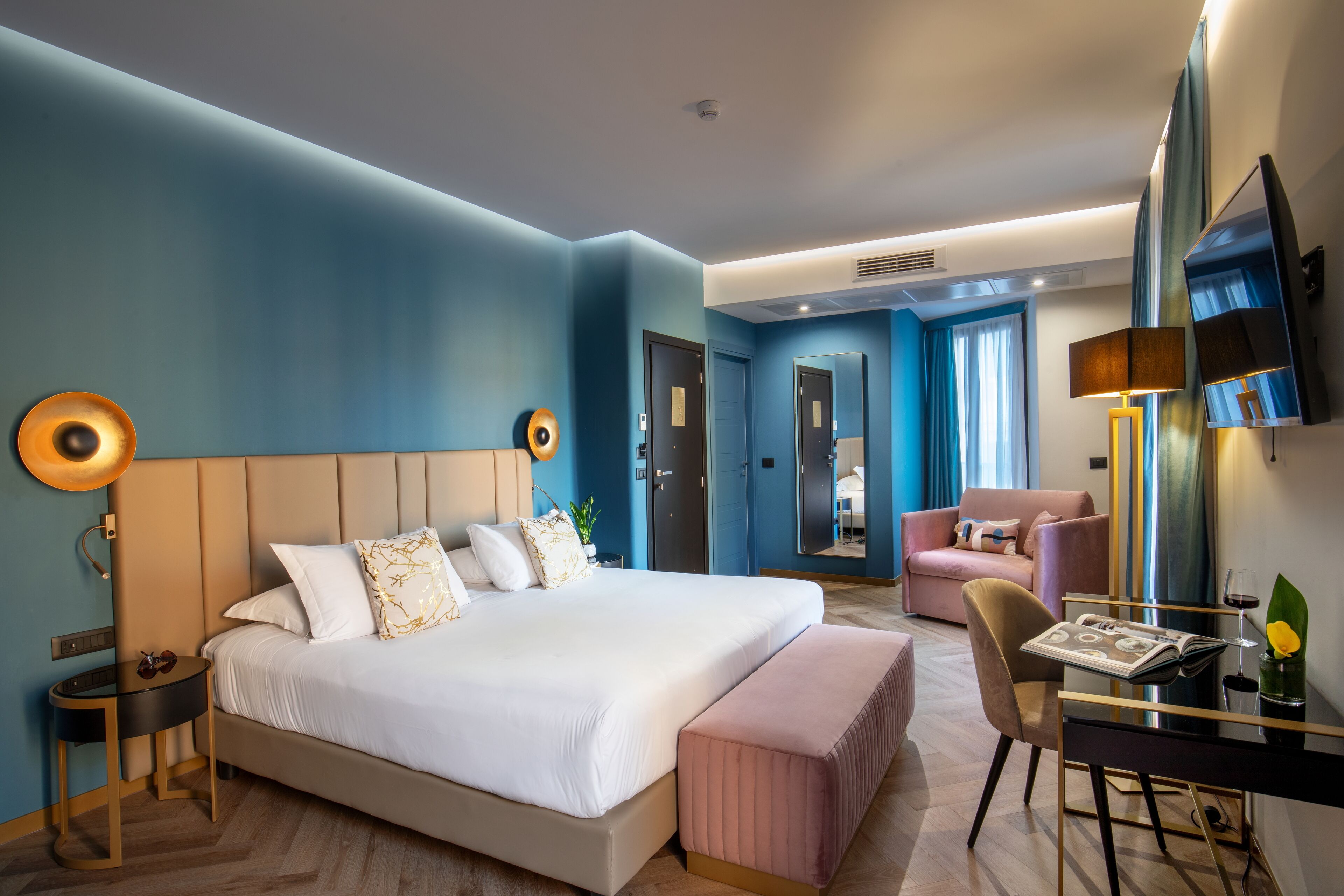 Deluxe-Zimmer, Stadtblick | Hochwertige Bettwaren, Minibar, Zimmersafe, Schreibtisch