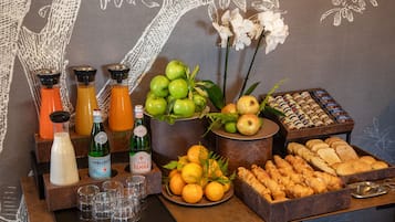 Un buffet de petit-déjeuner proposant une variété d'aliments et de boissons.