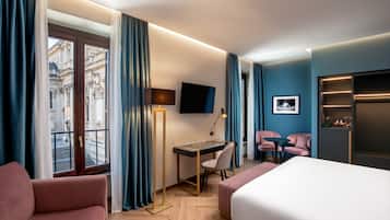 Deluxe-Zimmer, Stadtblick | Hochwertige Bettwaren, Minibar, Zimmersafe, Schreibtisch