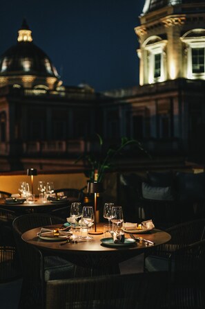 Déjeuner et dîner servis sur place, restauration en plein air 