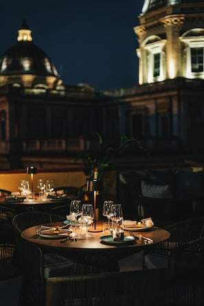 Déjeuner et dîner servis sur place, restauration en plein air
