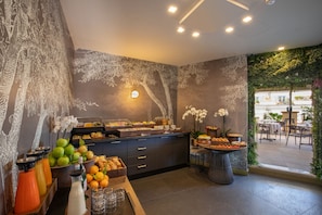 Petit déjeuner continental (25 EUR par personne)