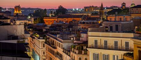 Un paysage urbain avec des bâtiments historiques, une tour imposante et une structure en forme de dôme.