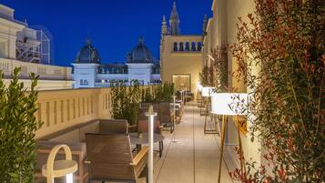 Breakfast served, international cuisine, alfresco dining