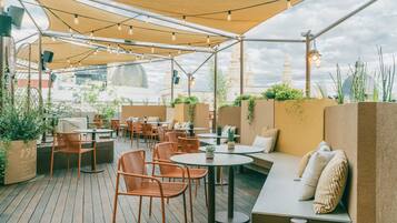 Breakfast served, international cuisine, alfresco dining