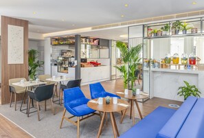 Desayuno buffet diario (EUR 20 por persona)