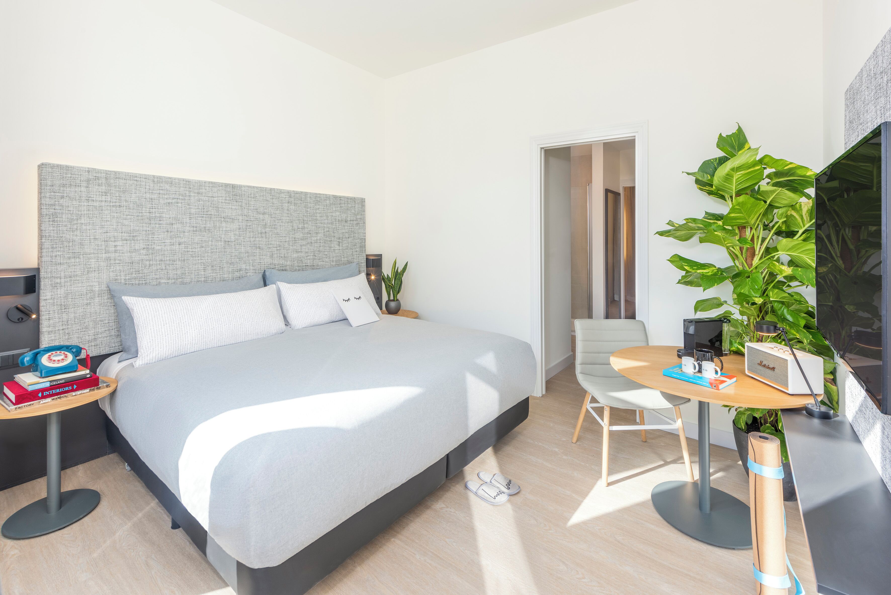 Copriletto in piuma, minibar con snack e bevande gratuite