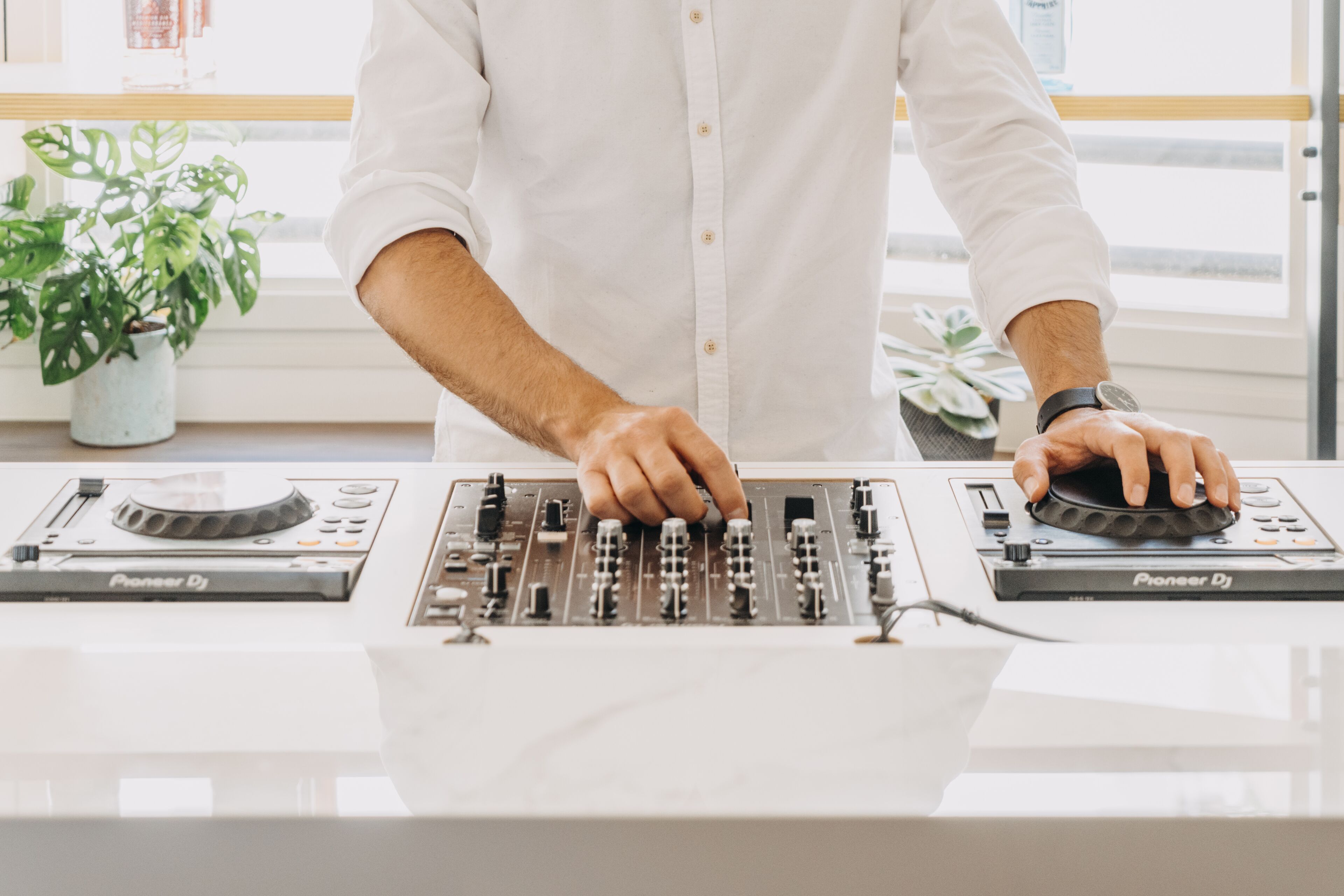 breakfast served, international cuisine, al fresco dining