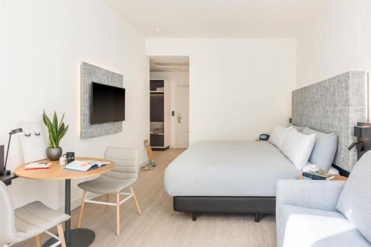 Down duvets, free minibar, in-room safe, desk
