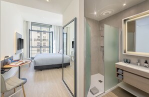 The Innside Room Gran Via View | Untuvapeitot, ilmaiset minibaarituotteet, tallelokero huoneessa