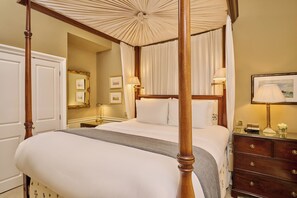Luxe beddengoed, een kluis op de kamer, een bureau, een laptopwerkplek