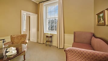 Junior Suite, 1 King Bed (Roseate) | Living area