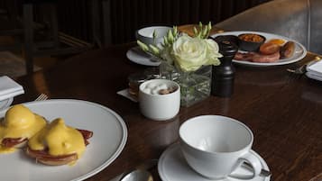 Café da manhã com buffet diário (GBP 25.00 por pessoa)