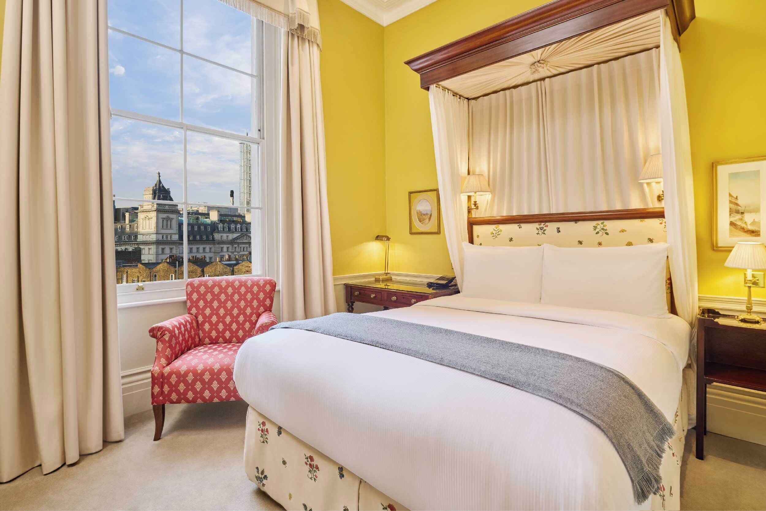 Premium bedding, in-room safe, desk, laptop workspace
