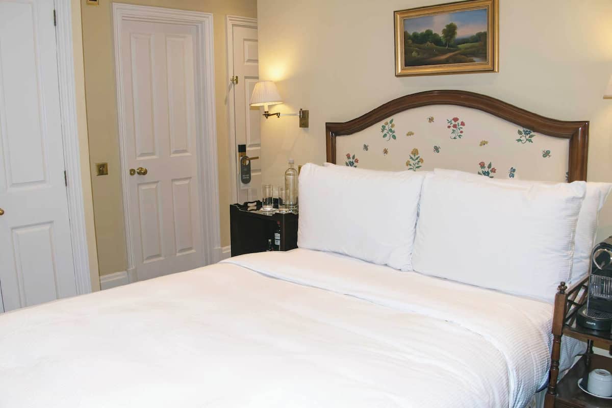 Premium bedding, in-room safe, desk, laptop workspace
