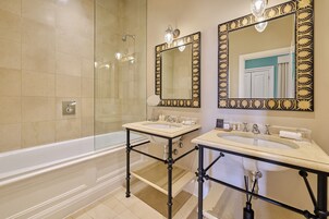 Ücretsiz banyo/kozmetik ürünleri, saç kurutma makinesi, bornoz, terlik 