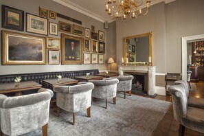 บริการอาหารเช้า อาหารกลางวัน และอาหารเย็น